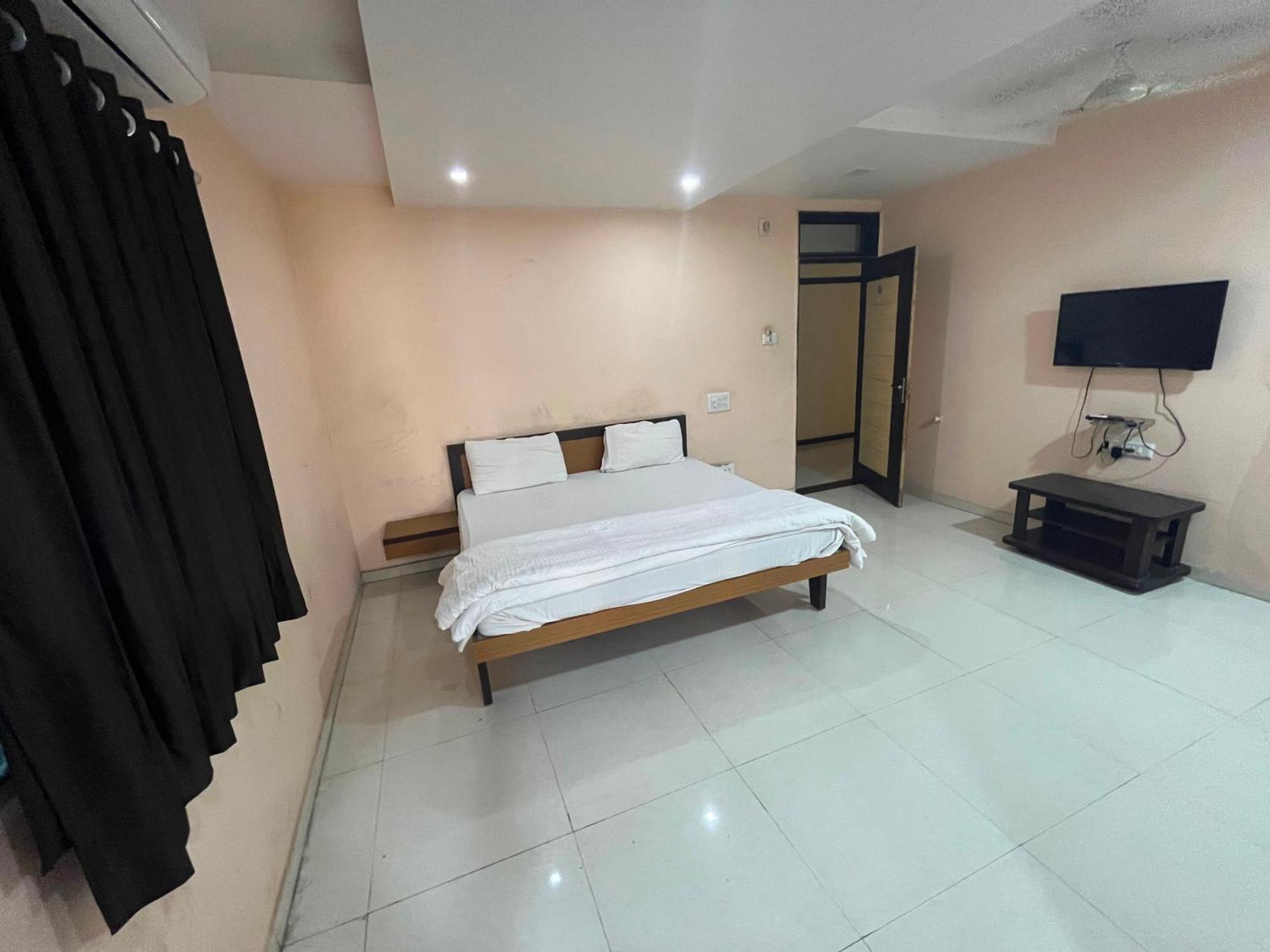 Oyo Hotel Rio Inn Ānand Екстериор снимка